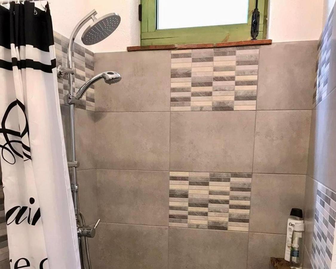 Aurora 2-Bed Cottage - Sleeps 4 - Montseny Park アルブシエス エクステリア 写真