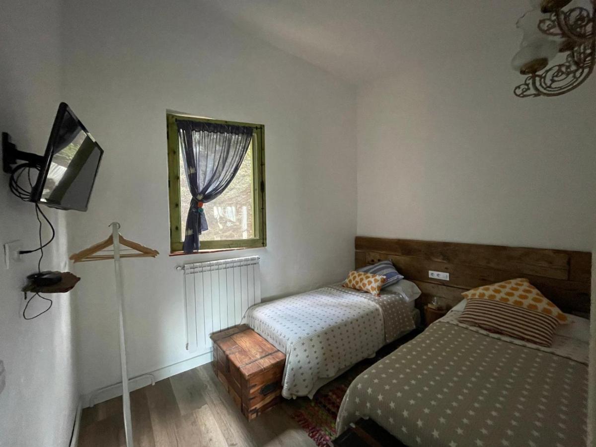 Aurora 2-Bed Cottage - Sleeps 4 - Montseny Park アルブシエス エクステリア 写真